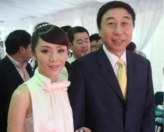 ​冯巩的老婆叫什么（冯巩和妻子艾慧结婚39年）