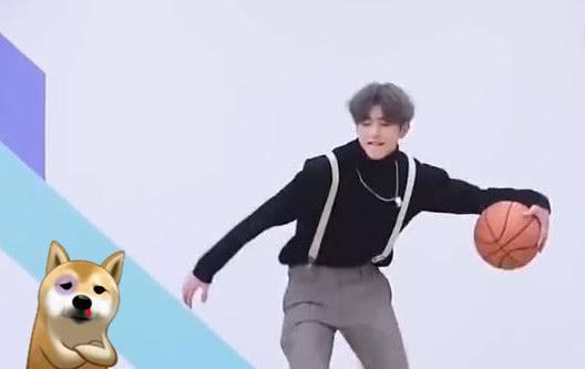 蔡徐坤竟真的会打篮球?曾在美国“叱咤风云”,solo过欧文!