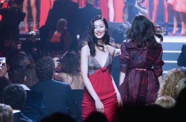 何穗奚梦瑶同框pk美炸天，粉丝：再美也不及我大表姐