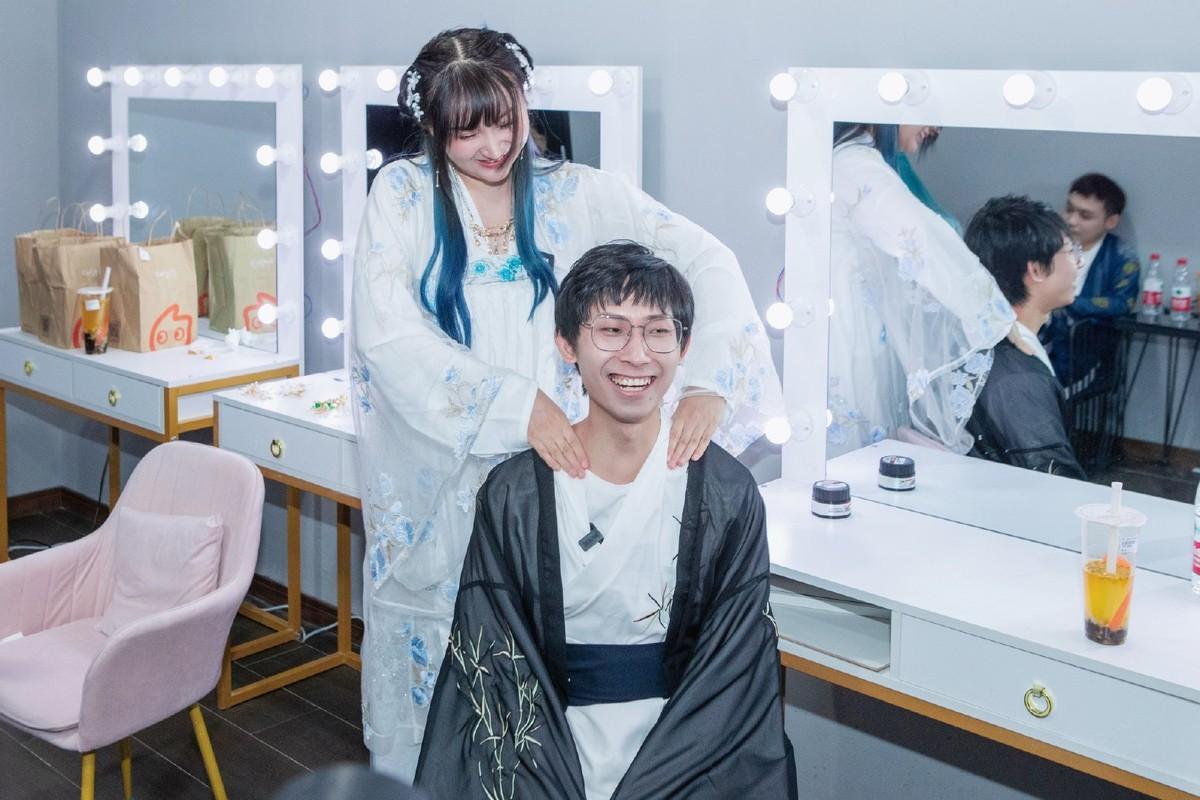 ​梦泪求婚成功！5年爱情长跑终成眷属，女友兮兮激动落泪