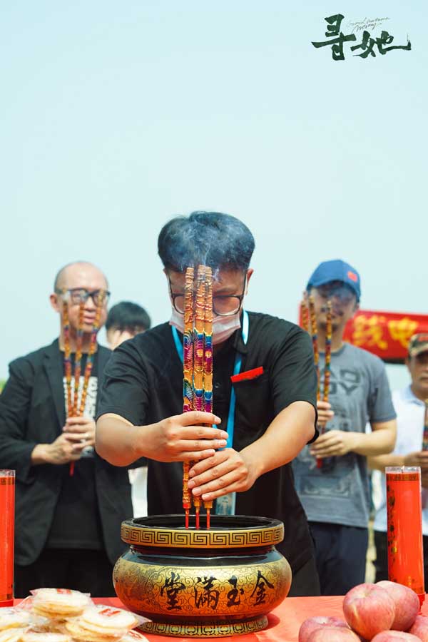 由舒淇、白客领衔主演，张本煜主演、郎月婷特别出演，陈仕忠执导的现实主义女性题材电影《寻她》近日于广东惠州开机，今日重磅发布两款开机海报，陈凤娣（舒淇 饰）一家三口在甘蔗林前尽显朴实，一家人整整齐齐洋溢