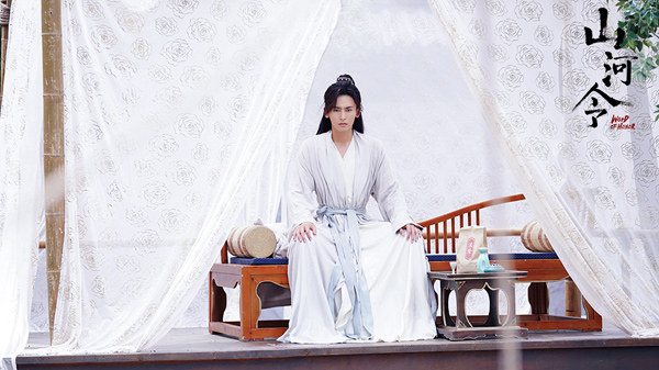 张哲瀚《山河令》受热议 情绪佳打戏燃