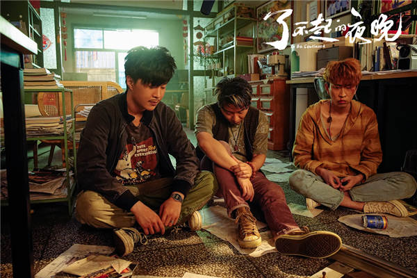 10月25日，由马凯编剧、导演，易小星监制的惊悚喜剧《了不起的夜晚》释出“绝妙计划”预告，首度曝光电影正片画面，众多俏皮角色悉数登场，多重线索交织惊喜不断。影片同时发布“彩蛋”海报似乎又在为这场“绝妙