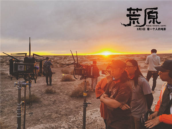 日前，由左志国编剧、执导，任素汐、李晨领衔主演的中国首部女性冒险电影《荒原》已在全国二十城开启点映，任素汐在片中超长独角戏被赞“有股豁出去的勇敢”、“这部电影有点个性在身上，小众但不晦涩”、“荒野求生