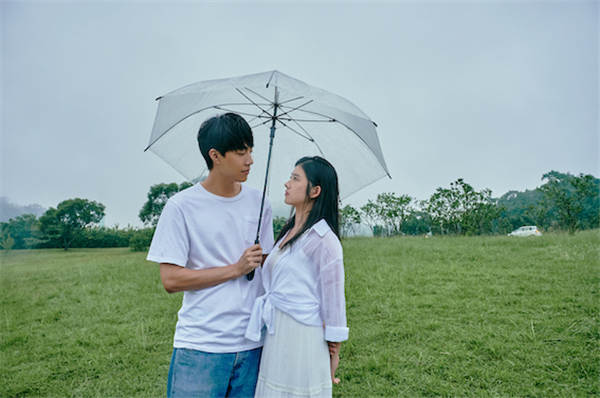 青春爱情电影《不能流泪的悲伤》正在全国热映中，上映以来收获无数观众的好评，引发感动狂潮，更是在购票平台获得9.0的高分。今日影片曝光了“记得爱情”正片片段，林汉聪（王耀庆 饰）与赵心卉（左小青 饰）在