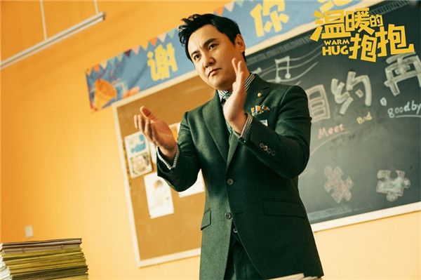 喜剧电影《温暖的抱抱》将于12月31日全国上映，拥抱跨年。今日发布的单人海报中，常远、李沁、沈腾、乔杉抱起各色“特大号”美食，满屏洋溢着幸福感，率先做好准备和观众共同迎接新一年的到来。