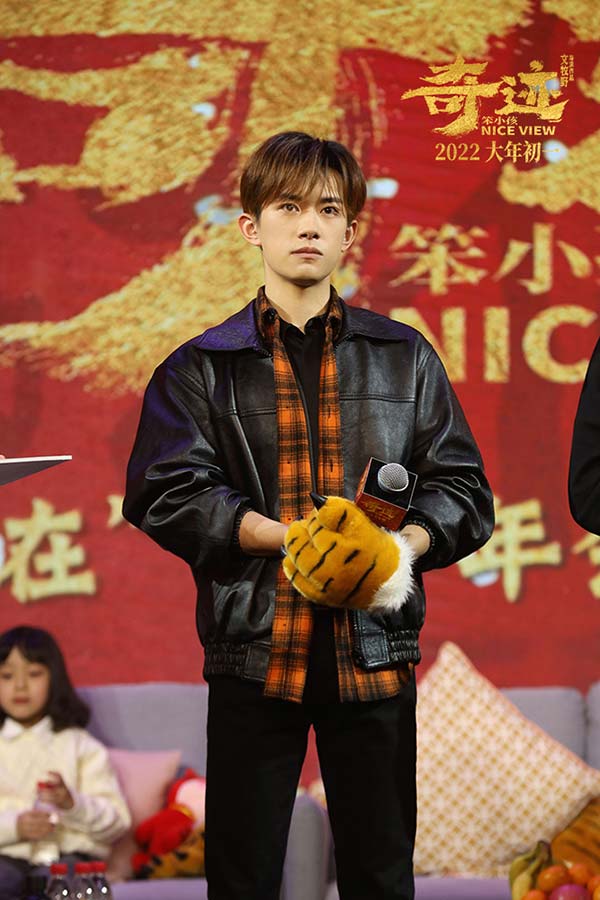 1月22日，由文牧野执导、宁浩监制，易烊千玺领衔主演的电影《奇迹·笨小孩》线上举办“2022好景常在——给每个努力的你”迎春年会，与全国150多家媒体和数百万观众云端共聚，同贺新春，直播点赞破2亿。活