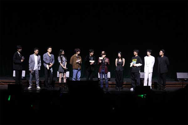 高燃爆笑喜剧《苍茫爱》首映嗨唱会“影演联动” 片尾合唱大练兵变千人蹦迪现场