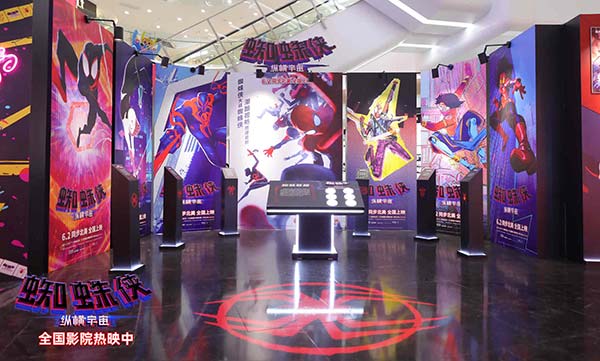 登顶《帝国》杂志“影史最佳动画”、奥斯卡最佳动画长片《蜘蛛侠：平行宇宙》全新续作《蜘蛛侠：纵横宇宙》上映后掀起粉丝创作热潮，同人画作、真人cos、爱心表白等创意作品层出不穷，尽显粉丝对蜘蛛侠电影的热爱