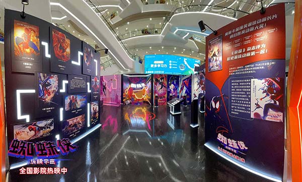 登顶《帝国》杂志“影史最佳动画”、奥斯卡最佳动画长片《蜘蛛侠：平行宇宙》全新续作《蜘蛛侠：纵横宇宙》上映后掀起粉丝创作热潮，同人画作、真人cos、爱心表白等创意作品层出不穷，尽显粉丝对蜘蛛侠电影的热爱