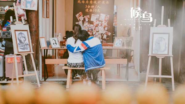 由王姬、高丽雯母女主演的国产亲情催泪大片《候鸟》今日正式登陆全国院线，由原创唱作人缪子微自己作词作曲的推广曲《写给妈妈》MV也同步释出，歌词呼应电影字字戳心，“我所热爱要和你分享”是对母亲最真挚的告白