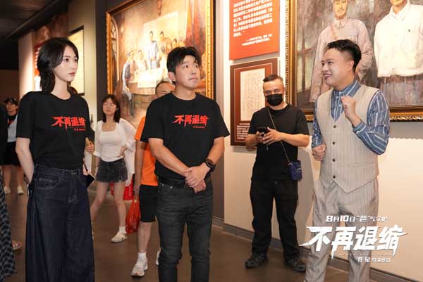 电影《不再退缩》建军节南昌路演 老兵潘斌龙致敬“最可爱的人”
