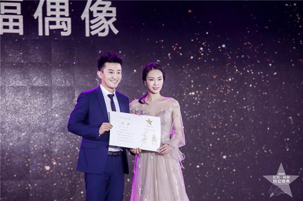 吴敏霞张效诚夫妇亮相时尚盛典 获封“年度幸福偶像”