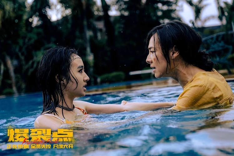 2023年度最“疯”动作巨制《爆裂点》自上映以来，许多观众被影片的癫狂尺度和爆裂场面震撼到直呼“有老港片的味道”、“今年度最生猛港片”，更是被盛赞“今年不去电影院看就后悔系列没有之一！”与此同时，《爆